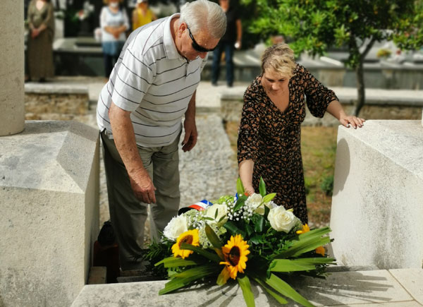 fotografija polaganja vijenca na spomen obilježje antifašističkoj borbi