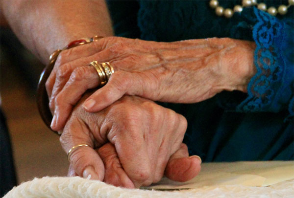 Ilustrativna fotografija starih ruku 