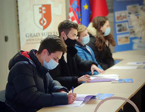 Fotografija učenika dobitnika gradskih stipendija