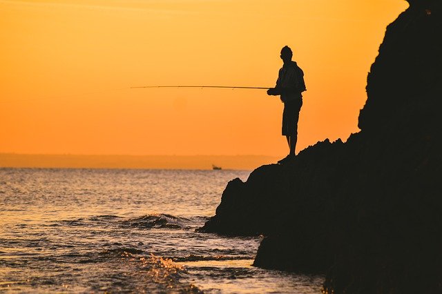 Ilustrativna fotografija ribolovca sa štapom za ribolov