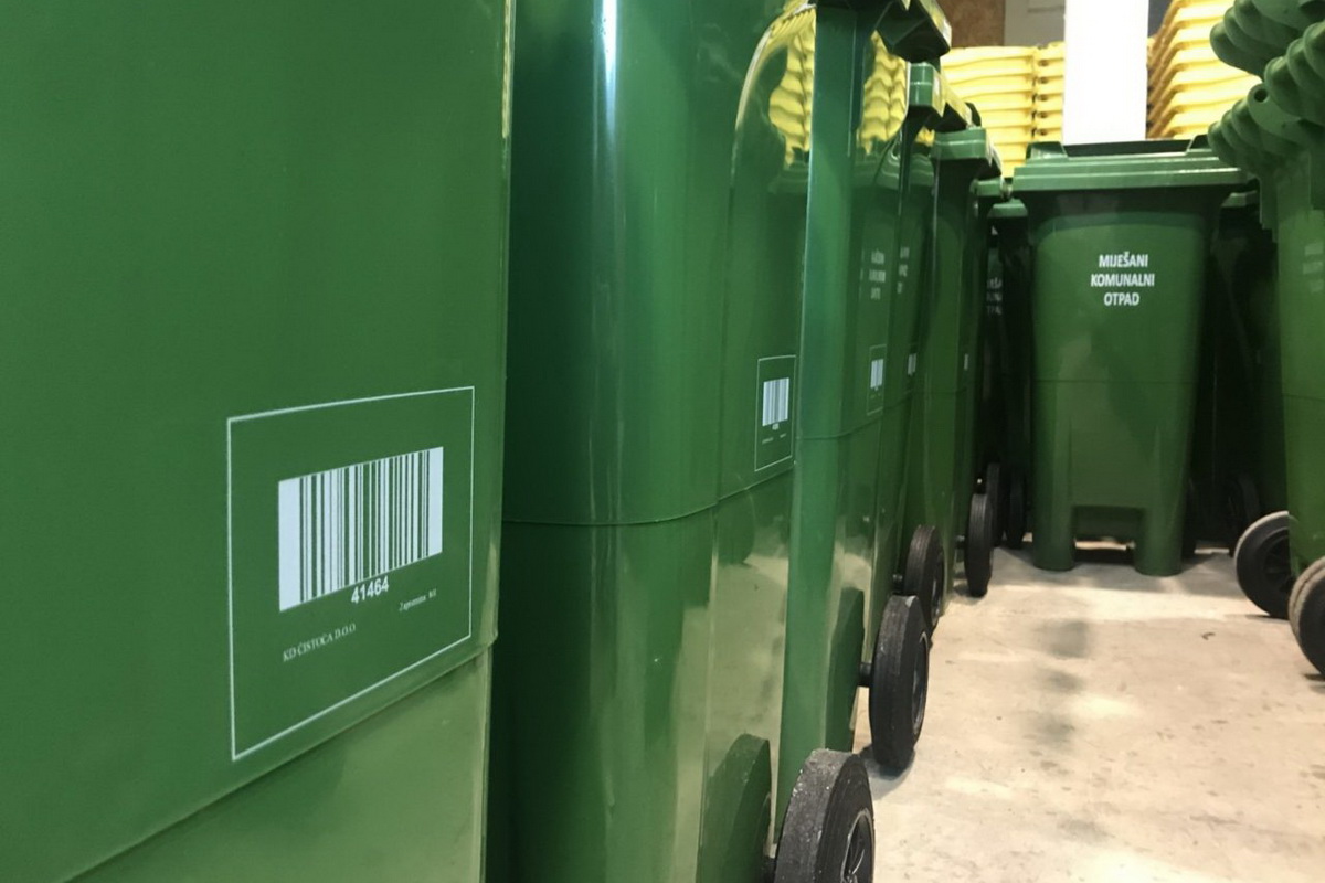 Fotografija zelenih spremnika za otpad